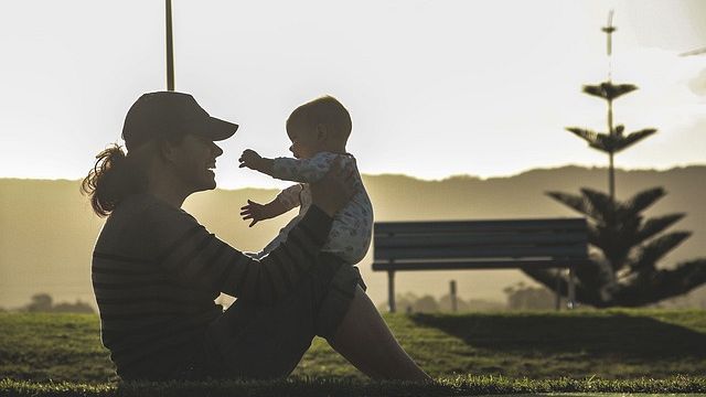 El Síndic, a favor de equiparar los requisitos para la adopción de menores de 1 año en la Comunidad Valenciana a los de la normativa estatal