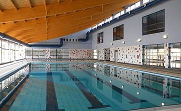 El Síndic reprocha al Ayuntamiento de El Campello la falta de explicaciones a los vecinos por mantener cerrada durante diez años la piscina municipal