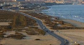 El Ayuntamiento de Alicante se compromete con el Síndic a mejorar la carretera que une Urbanova y el Saladar de Aguamarga