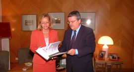 El Síndic de Greuges entrega a la Presidenta de las Cortes Valencianas el Informe Anual del 2001