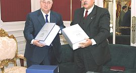 El síndic entrega al presidente de las cortes el Informe Anual de 2002 y el Informe Especial sobre salud mental