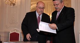 El síndic entrega al presidente de  las Cortes el Informe Anual 2005 y el Balance de Gestión de esta Institución durante el mandato 2001-2006
