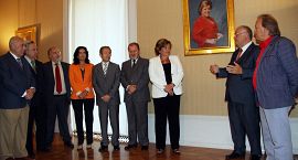 El síndic de Greuges assisteix a la col·locació d’un retrat de la presidenta de les Corts durant la VII legislatura, Milagrosa Martínez