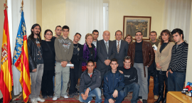 El síndic recibe la visita de los alumnos del FPA Giner de los Ríos
